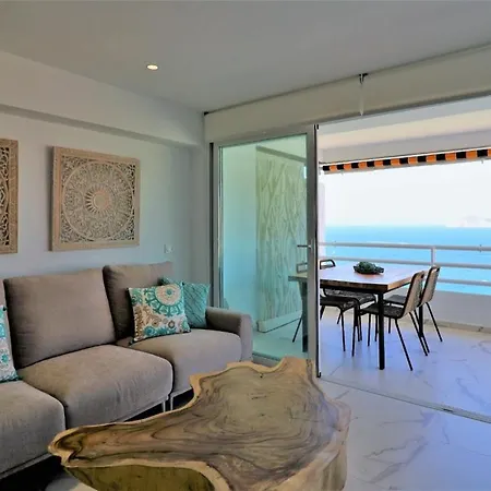 Luxurious 2-bedroom With Stunning Views, 1st Line On Levante Beach, Appartamento