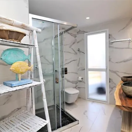 Appartamento Luxurious 2-bedroom With Stunning Views, 1st Line On Levante Beach,